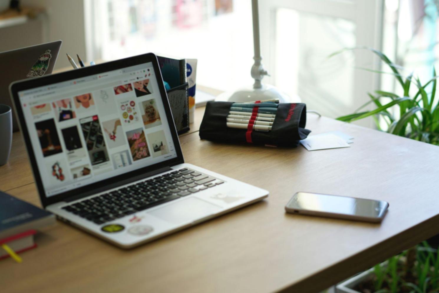 Équipe d'experts en analyse financière travaillant sur des outils professionnels