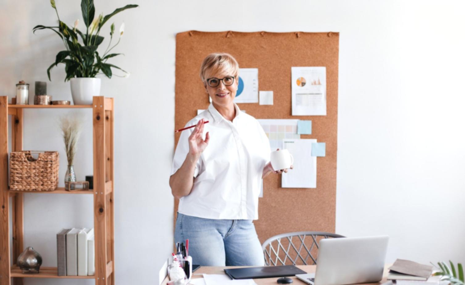 Environnement de formation moderne avec stations de travail équipées pour l'analyse financière
